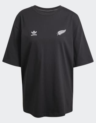 adidas Performance - All Blacks - Essentials - Boyfriend-T-Shirt in Schwarz
