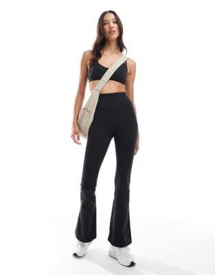 adidas Performance - All Me - Ausgestellte Leggings in Schwarz
