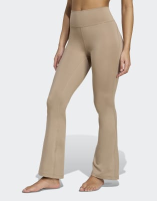 adidas Performance - All Me Essentials - Ausgestellte Leggings in Kreidebraun-Brown