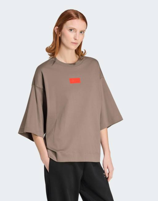 adidas Performance – Audi Formula One Team – Brun och röd t-shirt med korta ärmar och tryck, 2 av 4