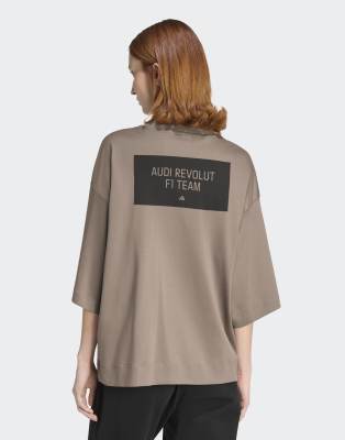 adidas performance - Audi Formula One Team Elevated - Kurzärmliges T-Shirt in schlichtem Braun / Hi-Res-Rot mit Grafik-B...