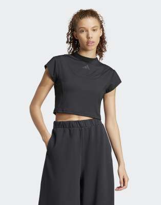 adidas Performance - City Escape - Knapp geschnittenes T-Shirt in Schwarz