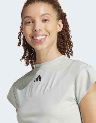adidas Performance - City Escape - Knapp geschnittenes T-Shirt in Wonder Silver-Grau
