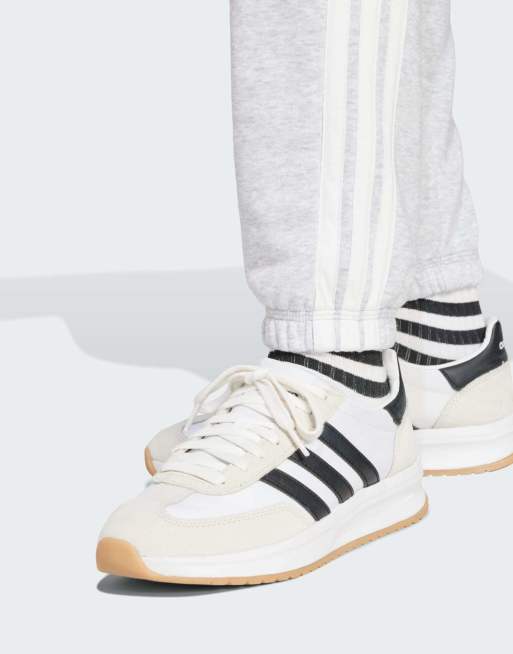 adidas performance Essentials 3-Streifen French-Terry-Hose mit Bündchen in Hellgrau meliert / Weiß, 3 von 4