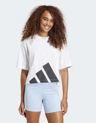adidas performance - Essentials - Boyfriend-T-Shirt in Weiß / Schwarz mit großem Logo