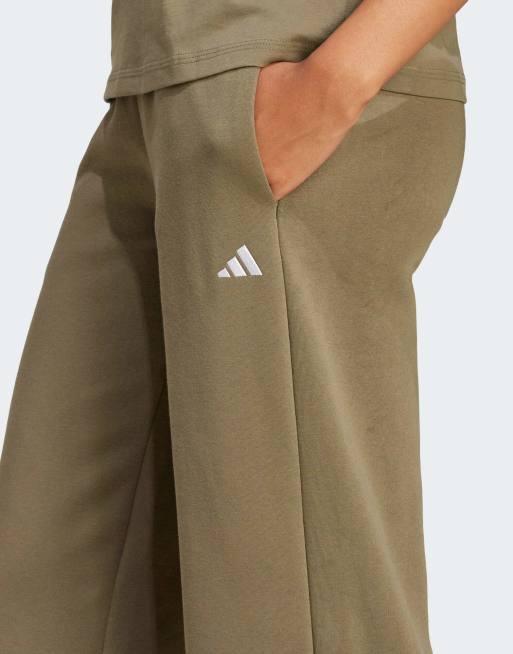 adidas performance Essentials byxor med litet logotryck och öppen fåll i olive strata / white, 3 av 4