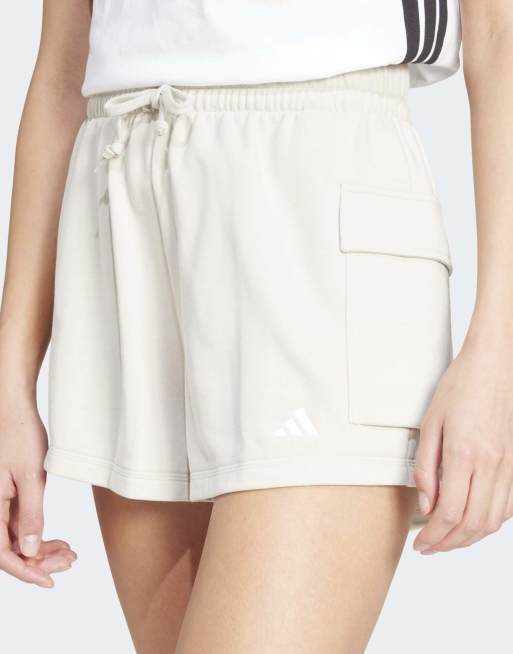 adidas Performance – Essentials – Cargo-Shorts aus French Terry in Beige/Weiß mit kleinem Logo, 3 von 4