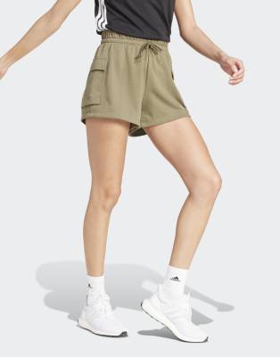 adidas performance - Essentials - Cargo-Shorts aus French Terry in Olive Strata und Weiß mit kleinem Logo-Grün