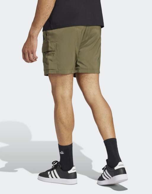 adidas performance - Essentials - Chelsea cargo-shorts met klein logo in olive strata en zwart, 2 van 4
