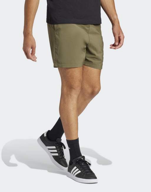 adidas performance - Essentials - Chelsea cargo-shorts met klein logo in olive strata en zwart, 3 van 4