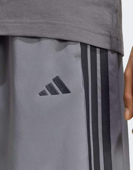 adidas Performance – Essentials – Chelsea-Shorts aus leichtem Webstoff in Grey Five mit den drei Streifen in Schwarz, 2 von 5