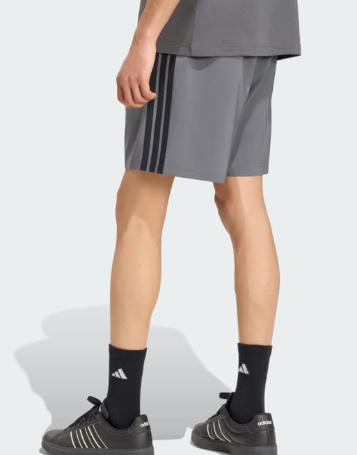 adidas Performance – Essentials – Chelsea-Shorts aus leichtem Webstoff in Grey Five mit den drei Streifen in Schwarz, 3 von 5
