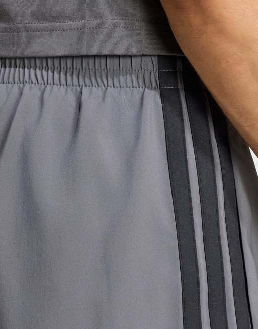 adidas Performance – Essentials – Chelsea-Shorts aus leichtem Webstoff in Grey Five mit den drei Streifen in Schwarz, 4 von 5