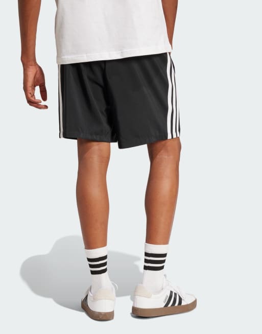adidas performance – Essentials – Chelsea-Shorts in Schwarz / Weiß mit den drei Streifen, 2 von 4