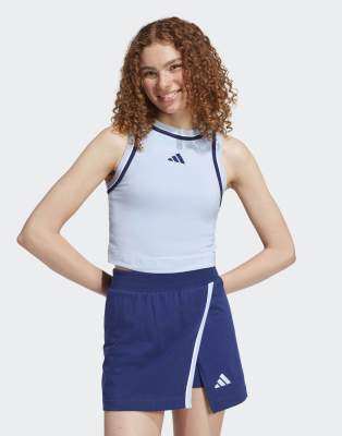adidas Performance - Essentials - Cropped-Tanktop aus Baumwolle in Glow Blue mit Farbakzent-Blau