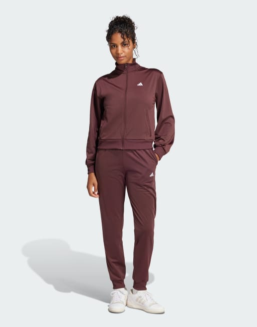 adidas Performance – Essentials – Feel Cozy – Trainingsanzug in Aurora Ruby / Braun