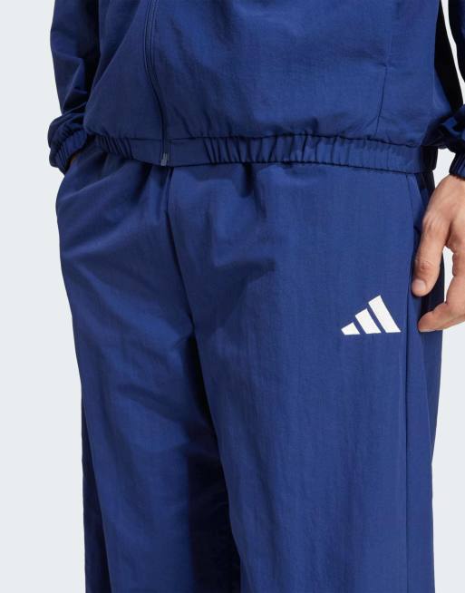 adidas Performance – Essentials – Hose aus Webstoff in Dunkelblau / Weiß mit kleinem Logo und offenem Saum, 3 von 4