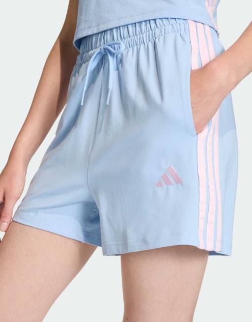adidas Performance Essentials – Jasnoniebiesko-różowe bawełniane szorty z 3 paskami, 4 z 4