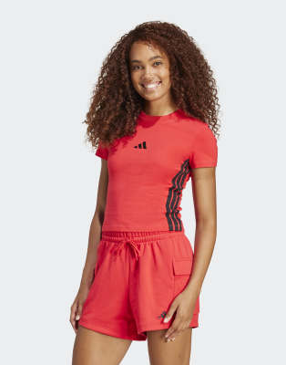 adidas Performance - Essentials - Knapp geschnittenes Slim-Fit-T-Shirt in reinem Rubinrot / Schwarz mit drei Streifen
