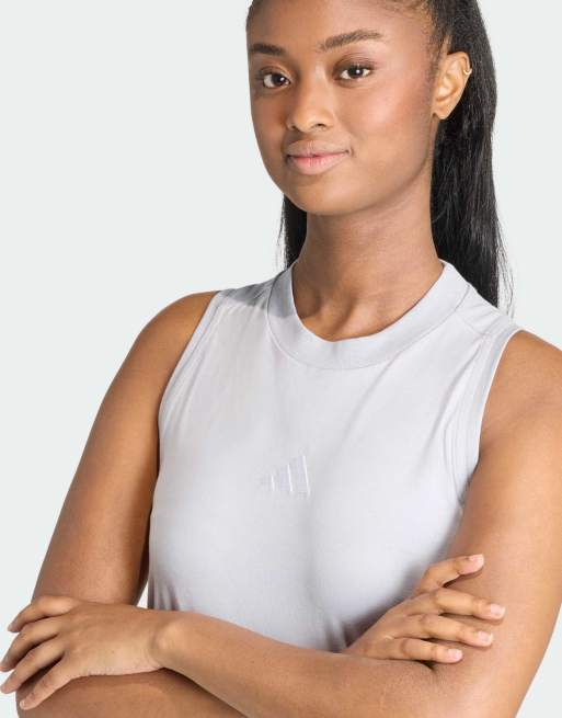 adidas Performance – Essentials – Langes Kleid in Halo Silver / Weiß mit Ringerrücken und den drei Streifen, 3 von 4