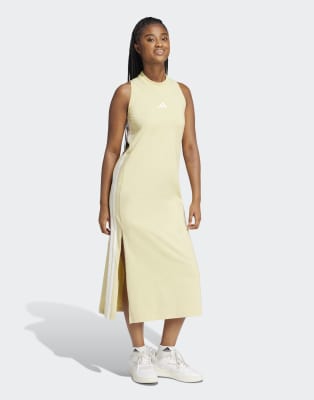 adidas Performance - Essentials - Langes Kleid in Pudergelb / Weiß mit Ringerrücken und drei Streifen