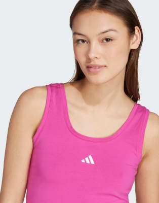 adidas Performance - Essentials - Lifestyle-Tanktop aus Baumwolle in Lucid-Fuchsia / Weiß mit kleinem Logo-Rosa