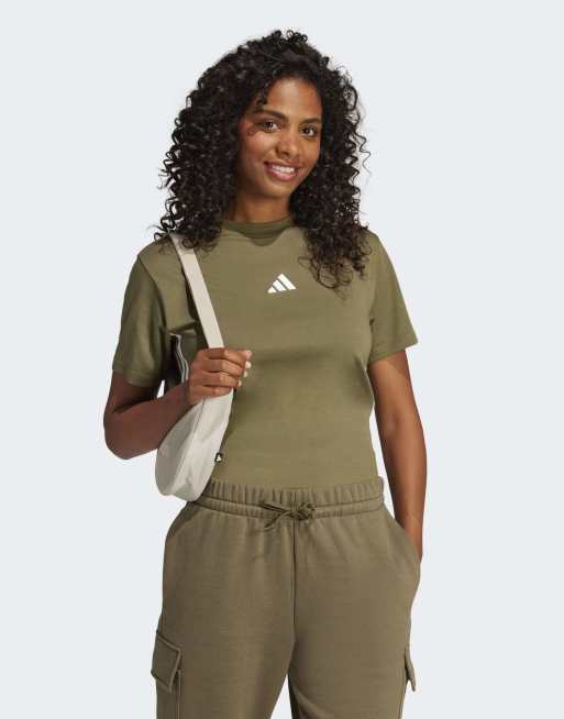 adidas Performance - Essentials - Olivengrøn T-shirt i bomuld med 3 hvide striber og logo, 3 af 4