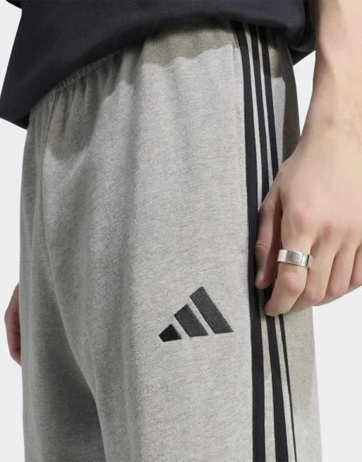 adidas Performance - Essentials - Pantaloni affusolati in spugna grigio mélange medio con 3 strisce e polsini elasticizzati bianchi, 2 di 3