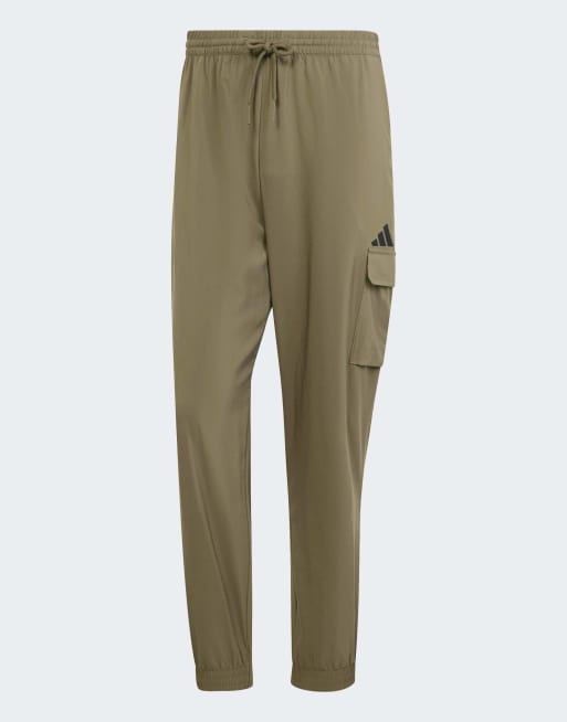 adidas performance - Essentials - Pantaloni cargo verde oliva e neri con logo piccolo, 4 di 4