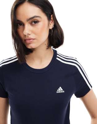 adidas Performance - Essentials - Slim Fit T-Shirt in Blau mit den 3 Streifen