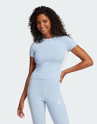 adidas performance - Essentials - T-Shirt in leuchtendem Blau / Weiß mit den drei Streifen und knappem, schmalem Schnitt