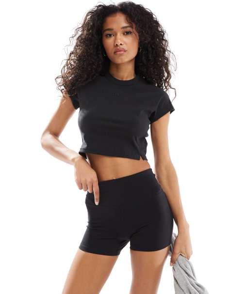 adidas Performance - Geribbeld cropped lounge-T-shirt in zwart - view 1