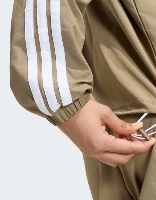 adidas Performance - Iconic - Chaqueta de chándal caqui con detalle de 3 rayas de tejido liso, 4 de 4