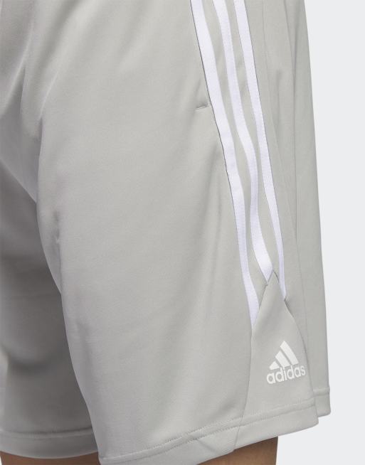 adidas Performance – Legends – Basketballshorts in Metallgrau mit 3 Streifen in Weiß, 2 von 5