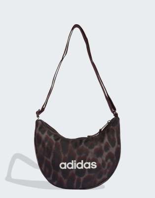 adidas Performance - Linear Essential - Beuteltasche in Earth Strata/Schattenbraun mit Grafikprint-Grün