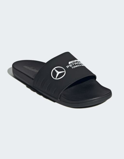 adidas Performance – Mercedes F1 Adilette – Svarta, bekväma tofflor