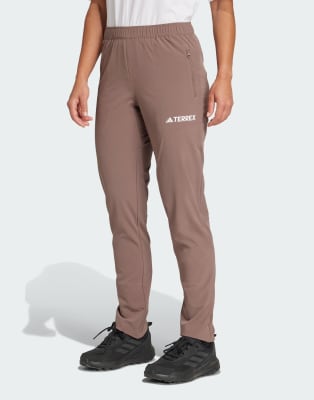 adidas Performance - Multi Essentials - Stretch-Hose in Braun-Brown