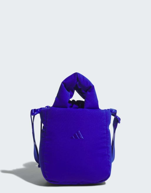 adidas Performance – Must Haves – Kleine gesteppte Tasche in leuchtendem Blau