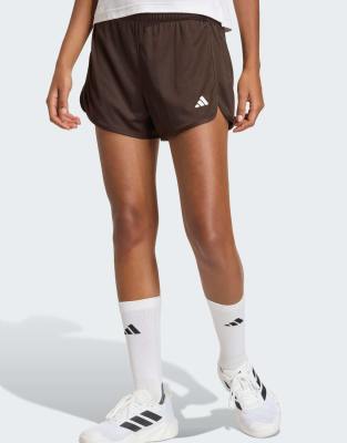adidas Performance - Pacer Essentials - Gestrickte Shorts in Aurora Coffee / Weiß mit hohem Bund-Brown