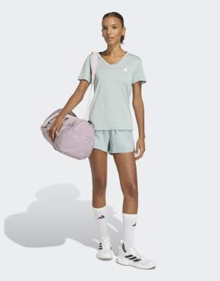 adidas Performance - Pacer - Gewebte 2-in-1-Workout-Shorts in Wonder Sage-Grün