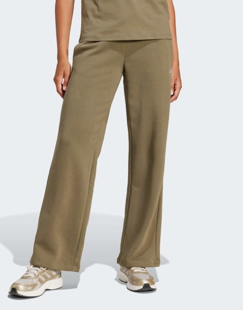 adidas performance pantaloni Essentials feel cozy con piccolo logo e fondo dritto in olive strata/bianco - view 1