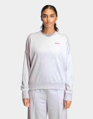 adidas Performance - Seasonal Essentials Colorpop - Sweatshirt in meliertem Hellgrau/Active Maroon mit gesticktem Motiv