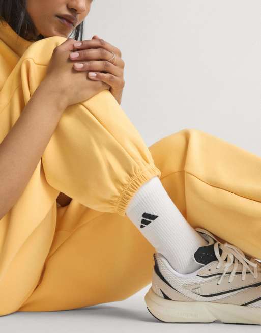 adidas Performance – Soft Lux – Jasnopomarańczowe spodnie o luźnym kroju, 2 z 4