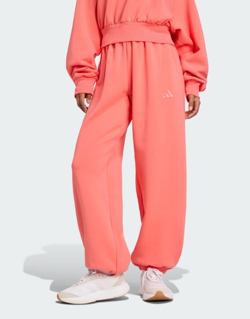 adidas performance – Soft Lux – Koralowe spodnie o luźnym kroju
