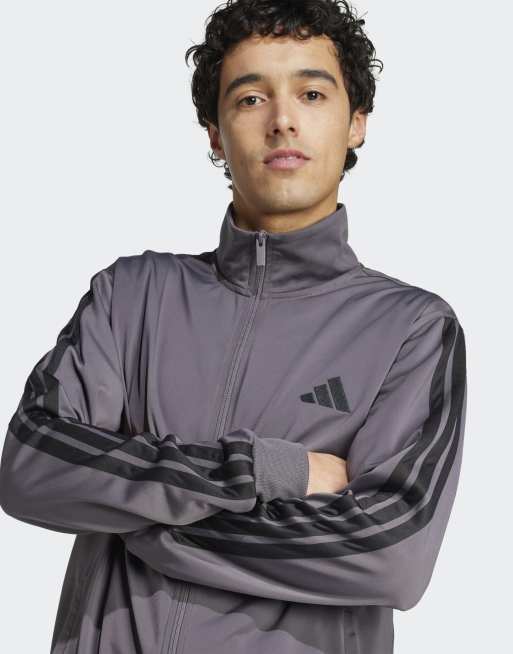 adidas performance – Sportswear – Basic-Trainingsanzug aus Trikot-Stoff in Grey Strata mit den drei Streifen, 4 von 4