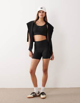 adidas Performance - Studios - Booty-Shorts in Schwarz mit drei Streifen