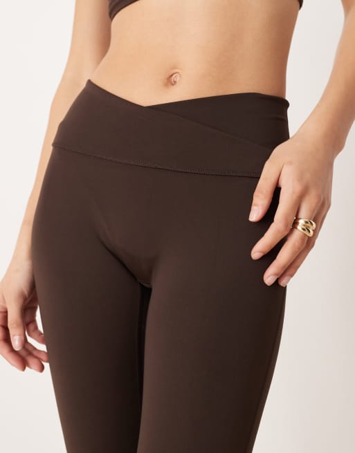 adidas Performance – Studios – Brązowe legginsy ze skrzyżowanym pasem i trzema paskami, 3 z 5
