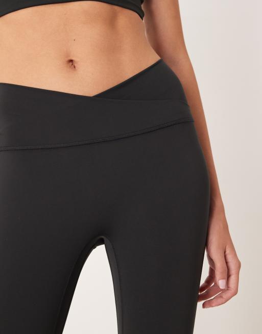 adidas performance – Studios – Czarne legginsy ze skrzyżowanym pasem i trzema paskami, 4 z 5