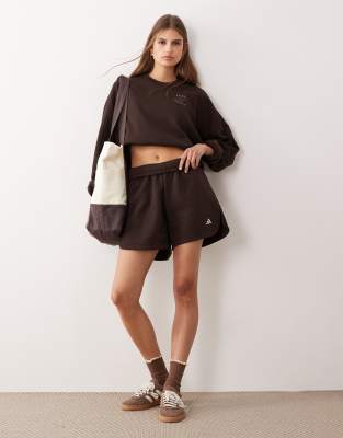 adidas Performance - Studios - Jersey-Shorts in Braun mit den drei Streifen-Brown