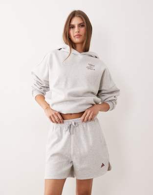 adidas Performance - Studios - Jersey-Shorts in Grau mit den drei Streifen